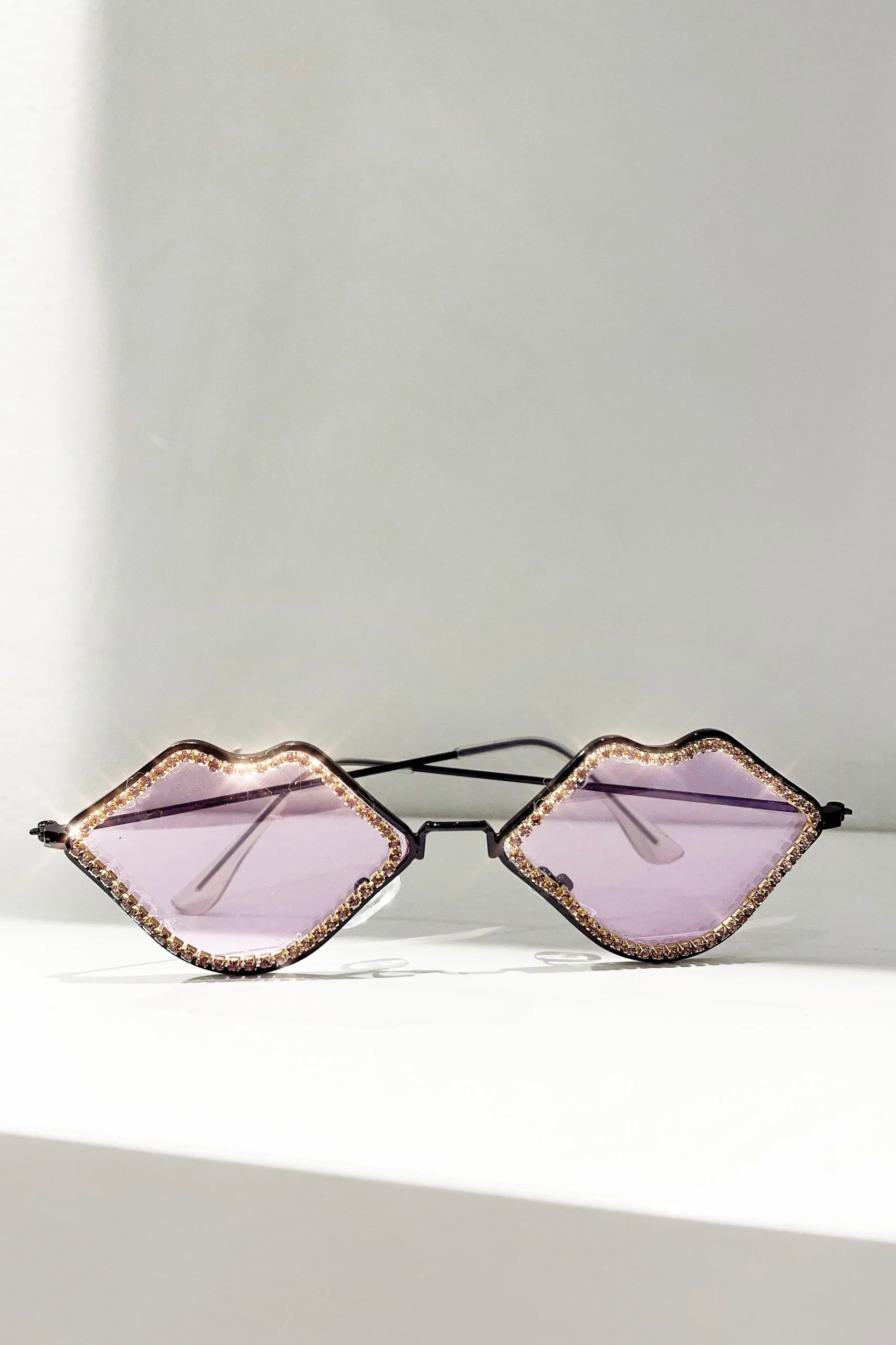 Ellinor lips sunglasses purple - Image 2