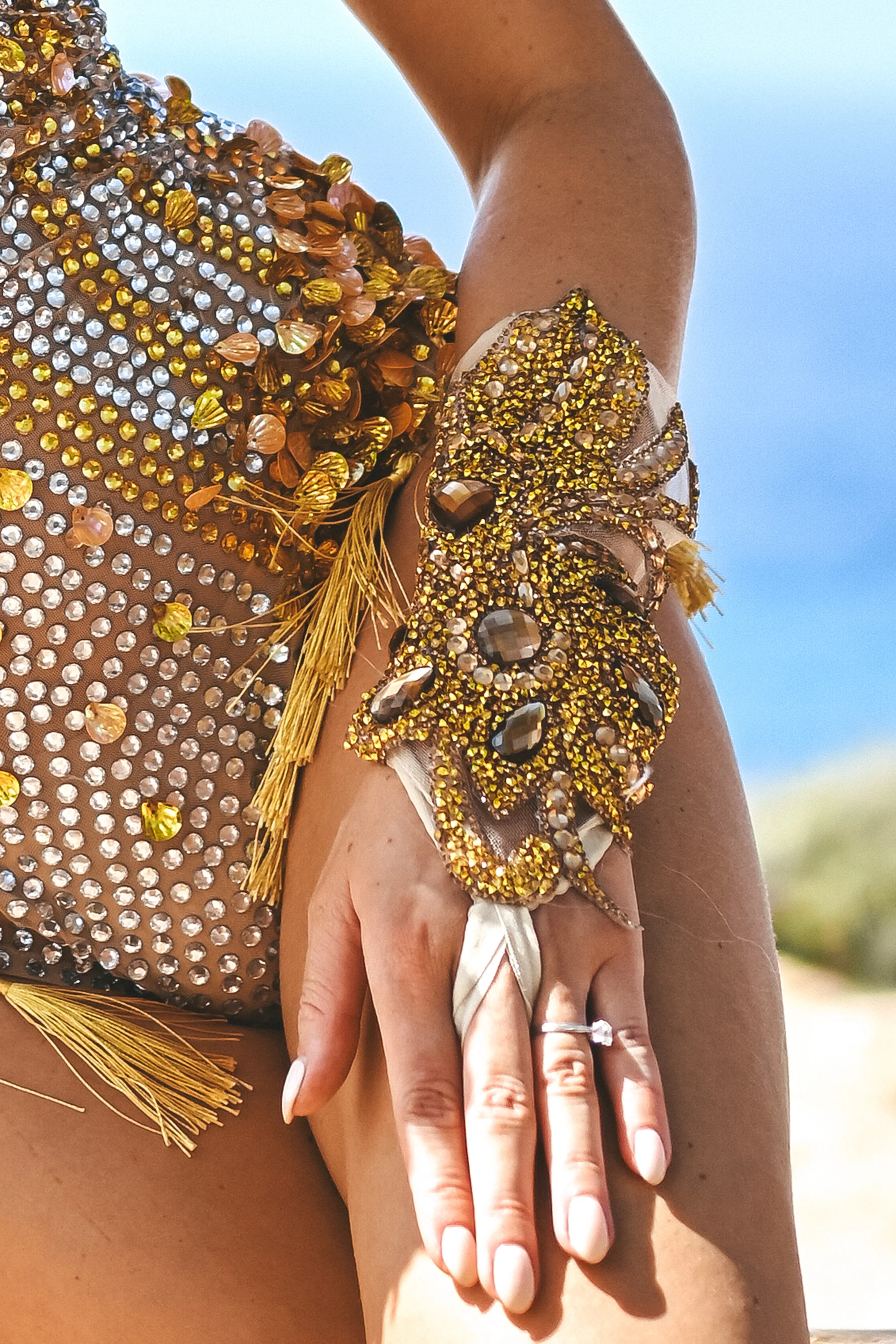 Safia arm gauntlets gold - Image 3
