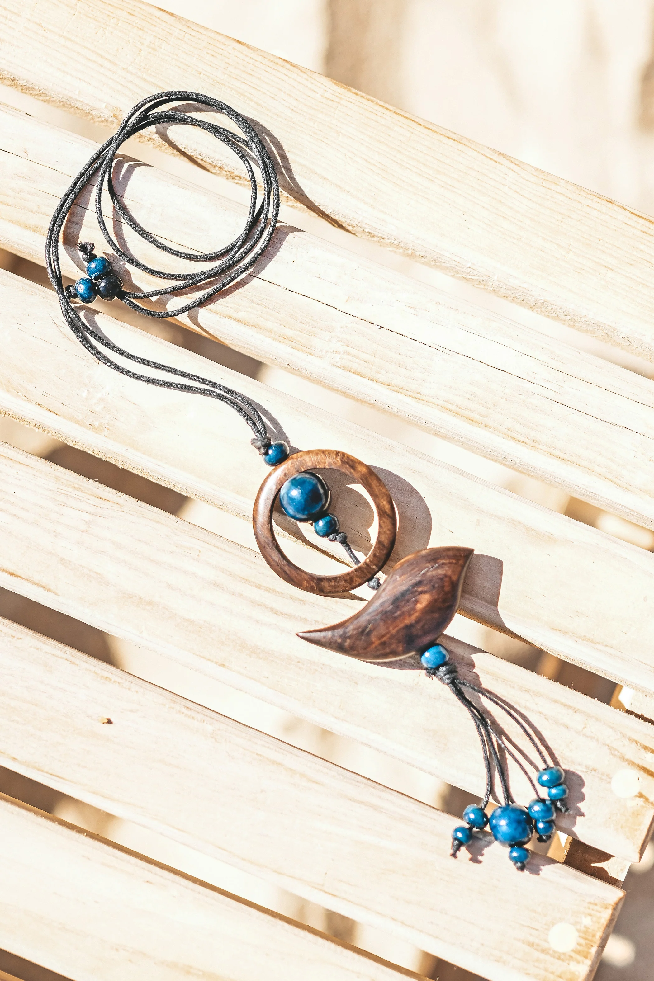 The wood necklace